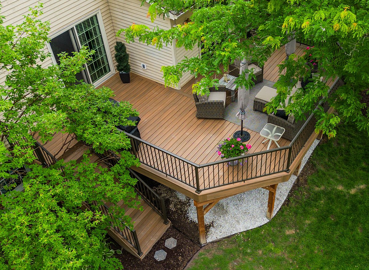 A continuous railing-length lookout expands the deck's usable footprint while seamlessly connecting the space to its natural environment. Green Shield pairs precision craftsmanship with a premier materials to deliver a deck that will last a lifetime.