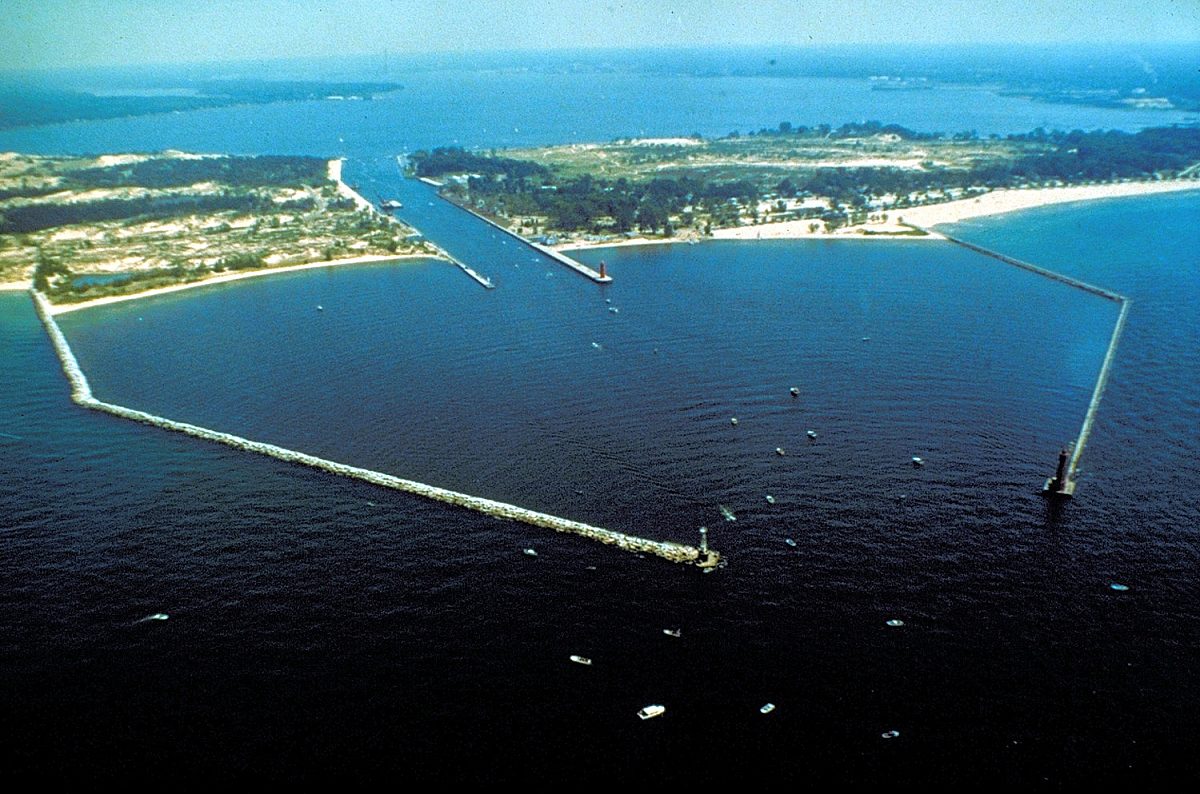 Muskegon Michigan harbor entrance